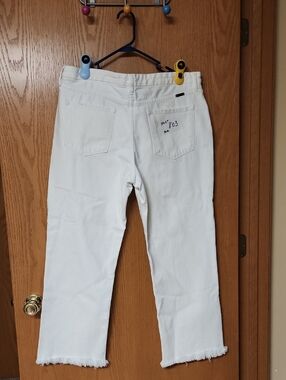 KanCan maurices White Denim Jeans with Back Patch Pocket womens 31x27 number 803